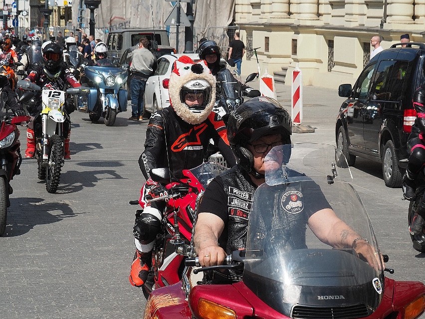 Rozpoczęcie sezonu motocyklowego 2023 w Łodzi. Blisko 4 tysiące motocykli przed Atlas Areną i na Piotrkowskiej ZDJĘCIA