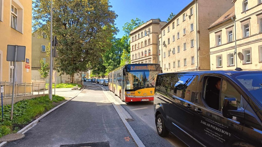 Zablokowany ruch w obu kierunkach an Sobięcinie w...