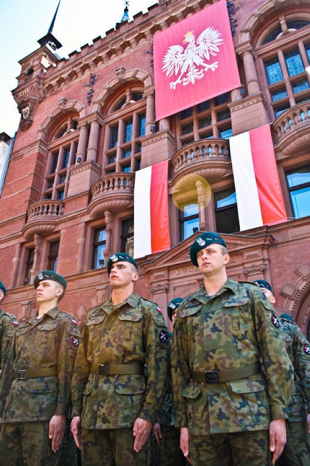 Toruńskie uroczystości rozpoczęły się przed południem złożeniem kwiatów pod tablicą upamiętniającą protest mieszkańców Torunia przeciwko wprowadzeniu stanu wojennego. Fot. Łukasz Kołtacki