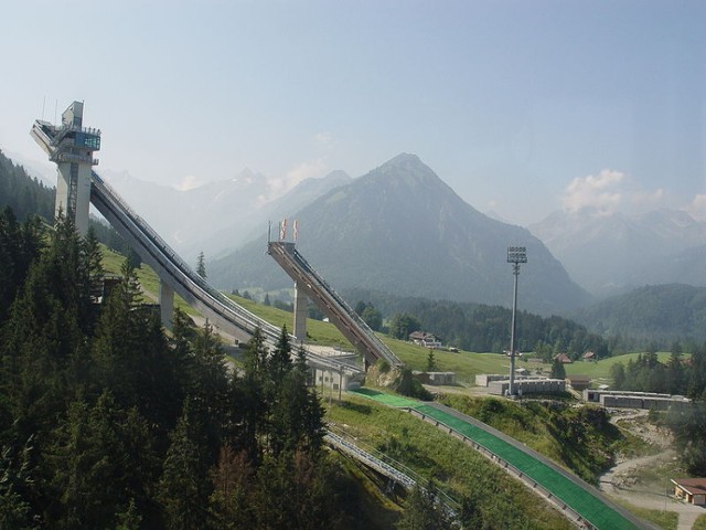 Źr&oacute;dło-http://commons.wikimedia.org/wiki/File:Skisprungschanze_oberstdorf.JPG