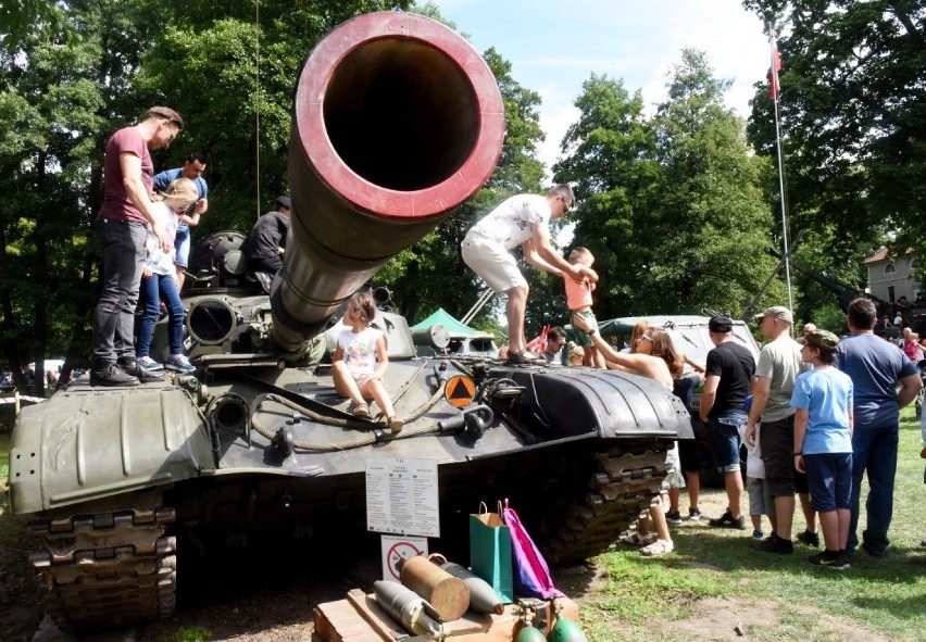 ZIELONA GÓRA. Ale akcja! Na pikniku w Lubuskim Muzeum Wojskowym każdy mógł zwiedzić wnętrza wojskowych eksponatów. I to jakich! [ZDJĘCIA] 