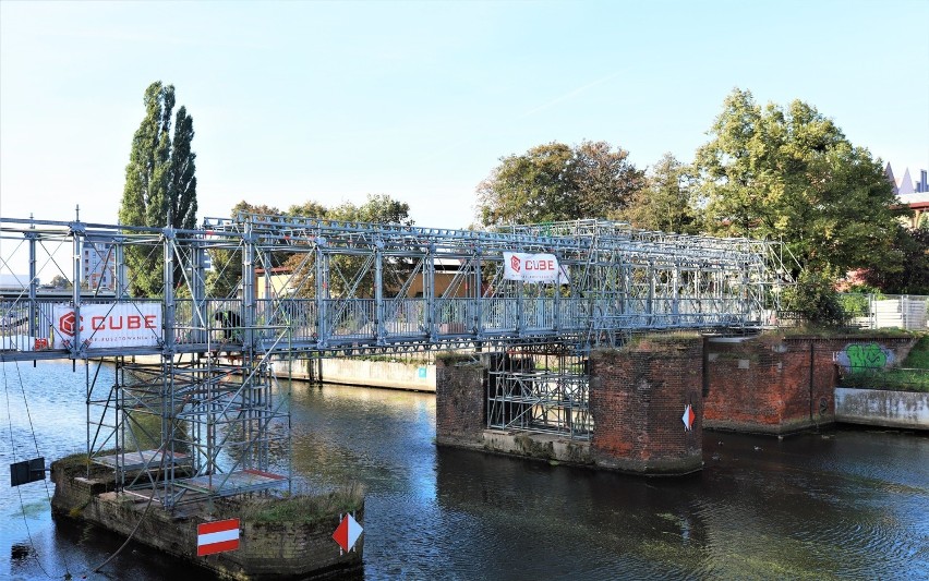 Most Stągiewny czeka na rozbiórkę. Od 4 października piesi będą korzystać z tymczasowej kładki przez Nową Motławę