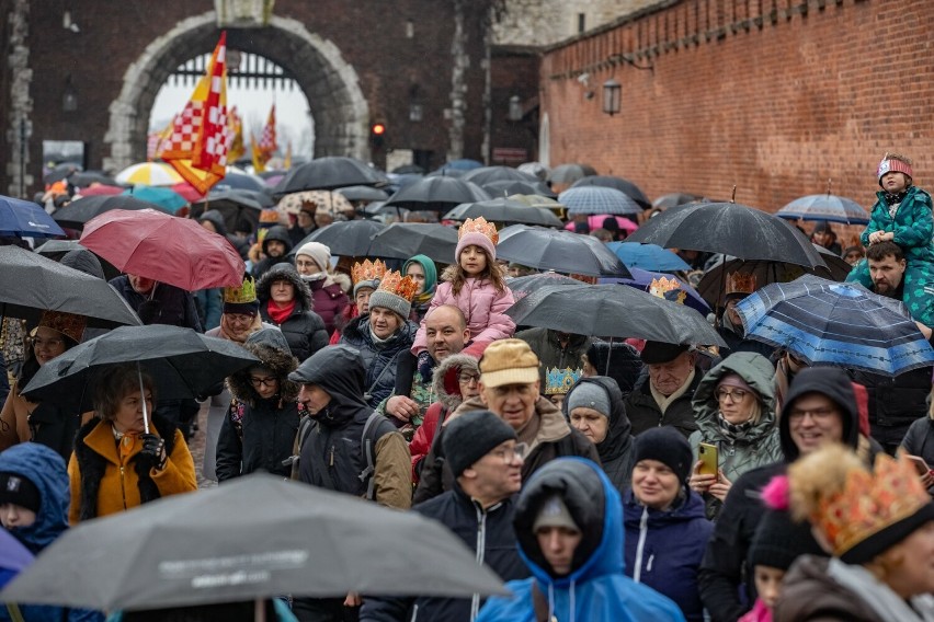 Przez Kraków przeszedł Orszak Trzech Króli. W uroczystościach uczestniczyły tłumy mieszkańców ZDJĘCIA