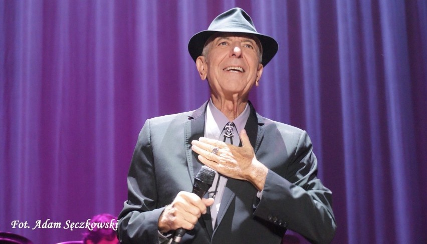 Leonard Cohen pojawił się na scenie kilka minut po godz. 20....