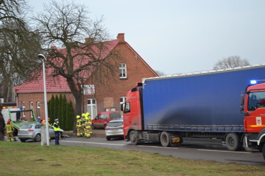 Wypadek. Zjechał z drogi i uderzył w drzewo [ZDJECIA]