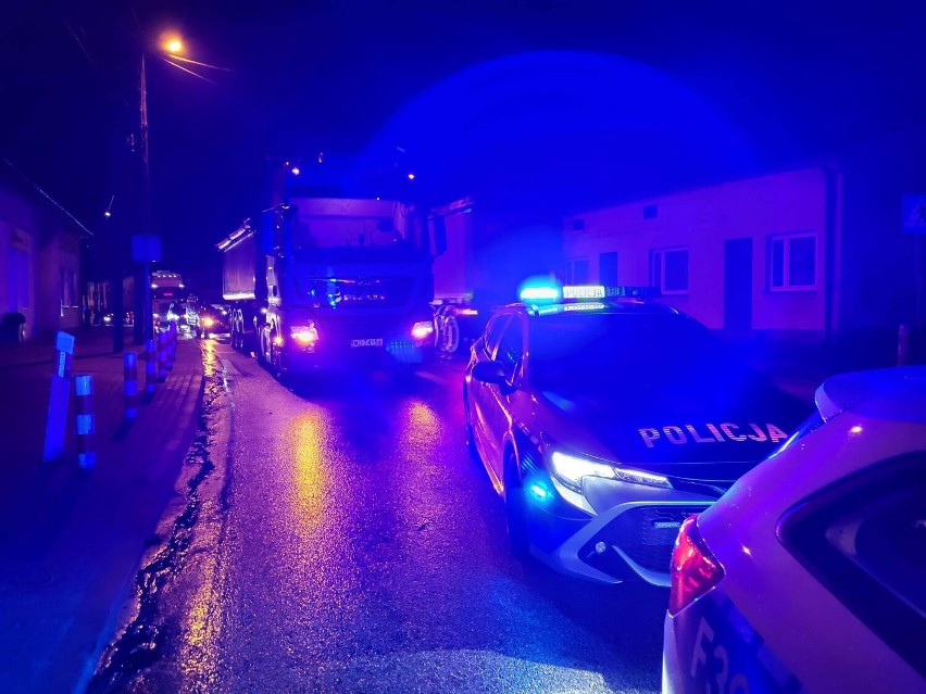 Wypadek na DK 74 w Żarnowie. Kierowca potrącił kobietę na przejściu dla pieszych - ZDJĘCIA