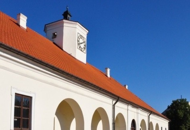 Zegar znajdujący się na ratuszu w Staszowie został zamontowany w 1986 roku. Jego poprzednik zawisł tutaj już w 1825 roku.