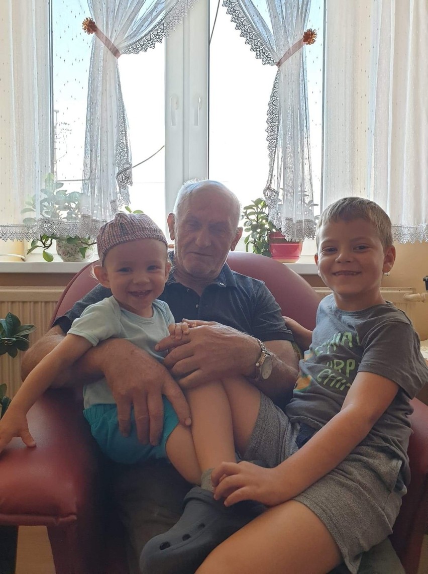 Dziadek Kazimierz z wnukami Antkiem i Kubą