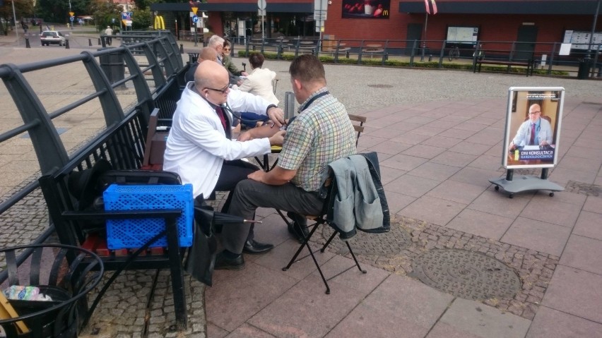 Konsultacje kardiologiczne w Malborku. Wojewódzki konsultant okazuje serce pacjentom