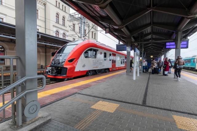 Ostatnie nowe pociągi, z bydgoskiej Pesy, wjechały na kujawsko-pomorskie tory w listopadzie 2022 roku. To elektryczne zespoły trakcyjne bydgoskiej Pesy – Elf 2, z klimatyzacją i 150 miejscami siedzącymi każdy.