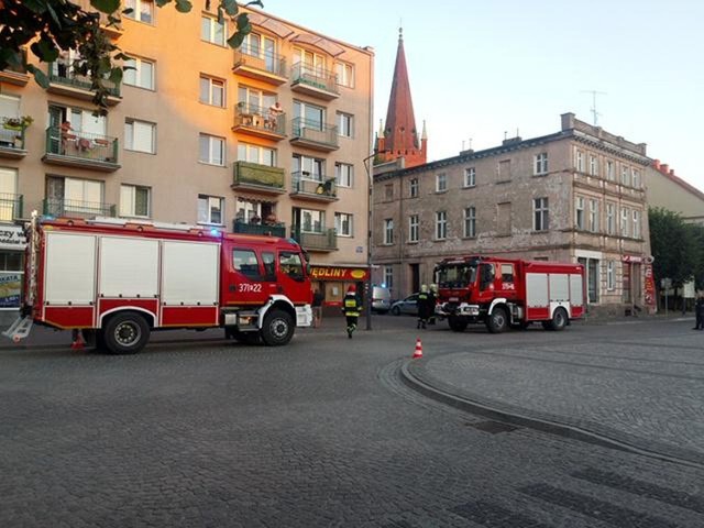 We wtorek, 19 czerwca, około godz. 20.45 w jednym z mieszkań kamienicy przy rynku znaleziono granat. Policjanci i strażacy ewakuowali mieszkańców budynku oraz sąsiedniego bloku, a  potem wyznaczyli o ogrodzili taśmami strefę bezpieczeństwa.