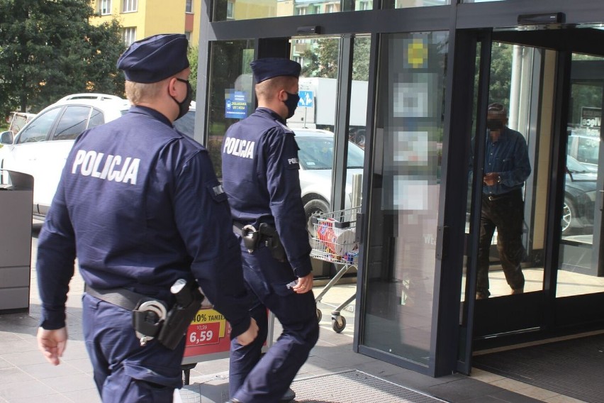 Policjanci odwiedzili kilka sklepów na terenie Lipna. Sprawdzali czy klienci noszą maseczki [zdjęcia]