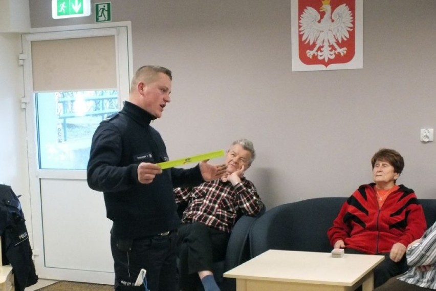 Seniorzy w Żorach: Policjanci rozdawali prezenty
