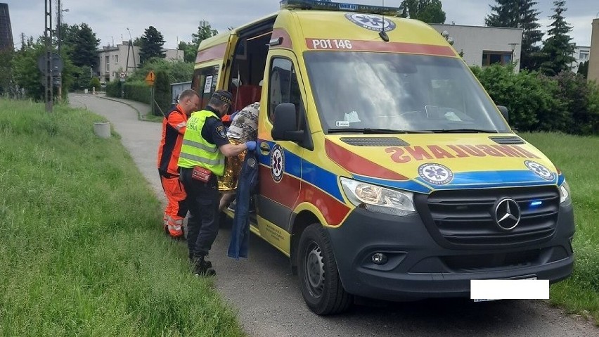 Strażnicy przekazali wyciągniętego ze strumienia mężczyznę...