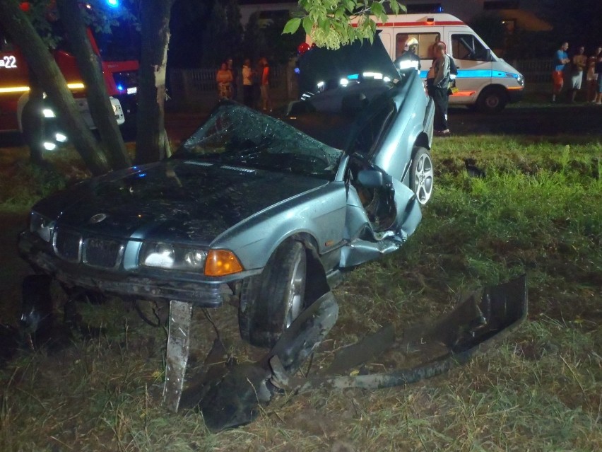 Wrząca Wielka: BMW uderzyło w drzewo