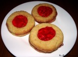 Ciastka z czerwonym oczkiem, truskawkową galaretką dla łasuchów