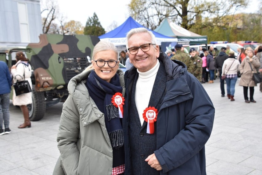 Pan Jerzy wraz z córką Joanną na co dzień mieszkają w...