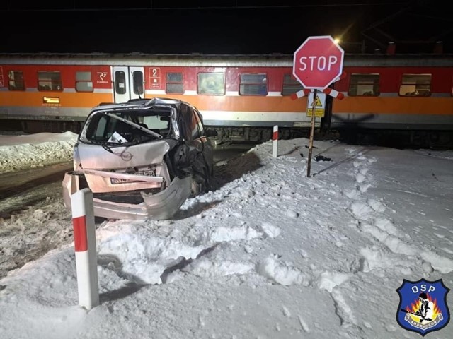 Andrychów. Wypadek na przejeździe kolejowym. Samochód został zniszczony przez pociąg