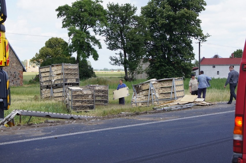 Samochód wjechał do rowu