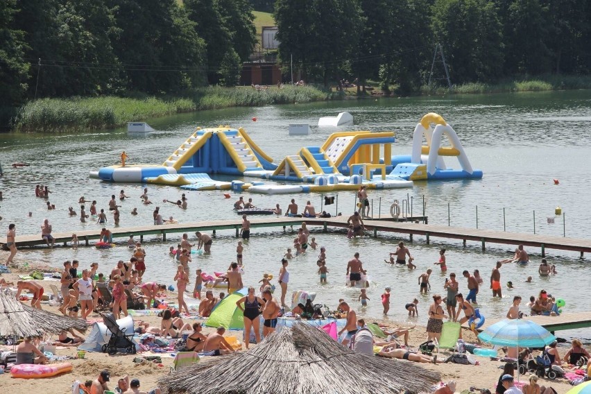 Jezioro Jaroszewskie jest położone w Sierakowie w powiecie...