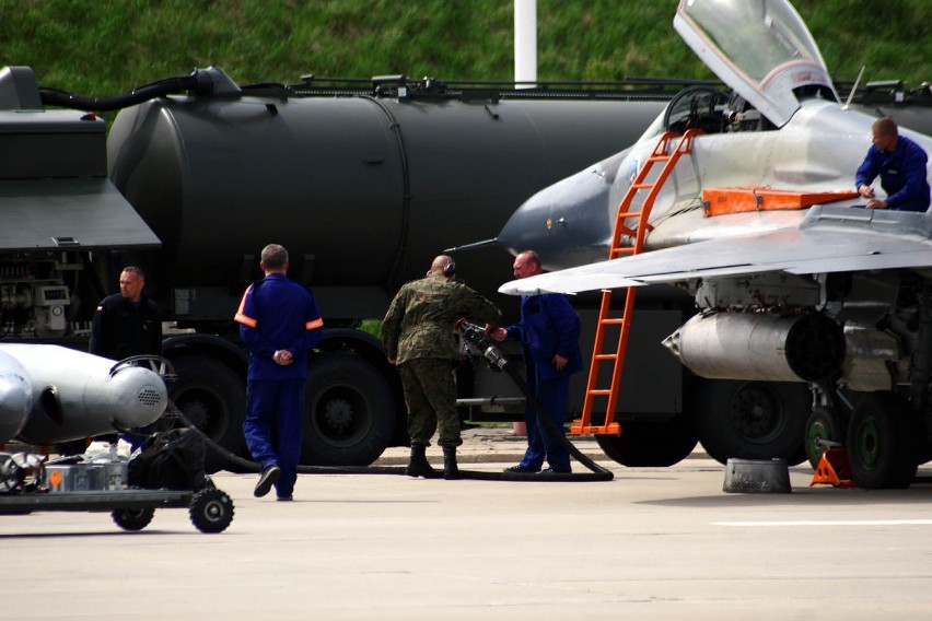 Mirosławiec. Ćwiczenia Kondor-12. MiGi i Su-22 ćwiczyły na lotnisku w Mirosławcu [ZDJĘCIA i WIDEO]