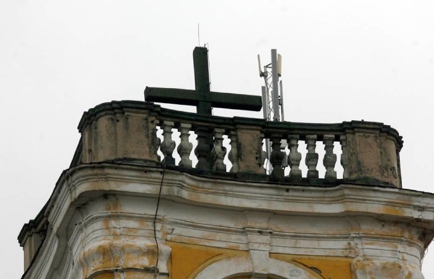 Głogów: Hełmy na wieżach kościoła pw. św. Mikołaja mają już rok. Przypominamy te ważne chwile dla parafii i miasta