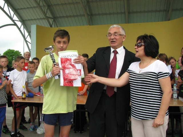 Zwycięzca biegu Wiktor Dunajski odbiera nagrody od organizatorów