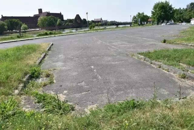 Władze Malborka podsumowały sezon na płatnych parkingach, z których korzystali głównie turyści odwiedzający Muzeum Zamkowe.