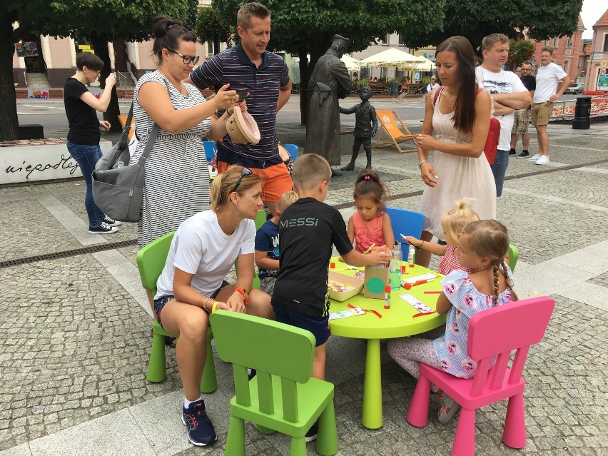 Pleszew. Było rodzinnie i bajkowo. Dzieci własnoręcznie tworzyły “glutki”. Najmłodsi dosłownie zwariowali na punkcie slime’ów