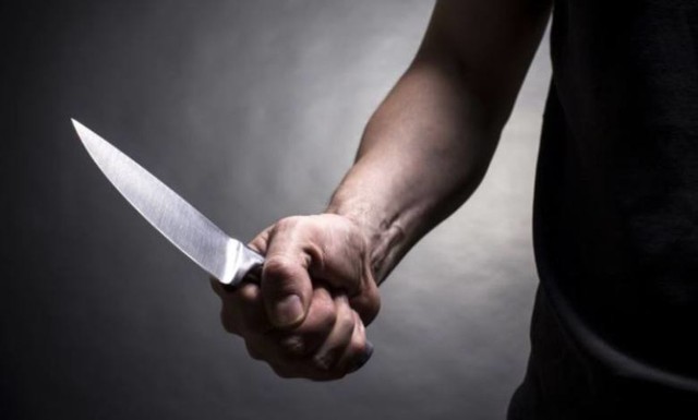 Gniezno: mąż zaatakował żonę nożem. Kobieta broniła się i odniosła obrażenia na rękach
