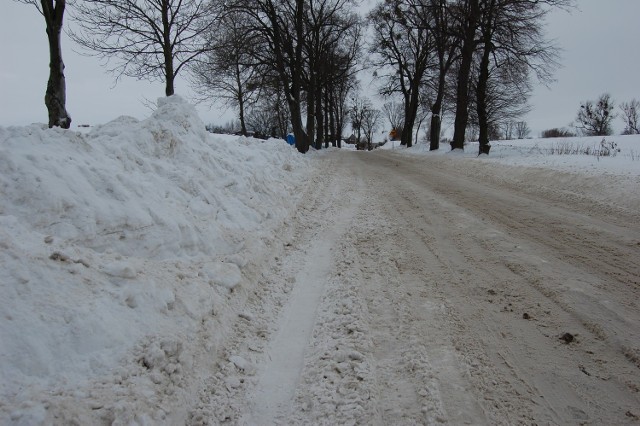 Droga powiatowa pod Waplewem zasypana wciąż śniegiem