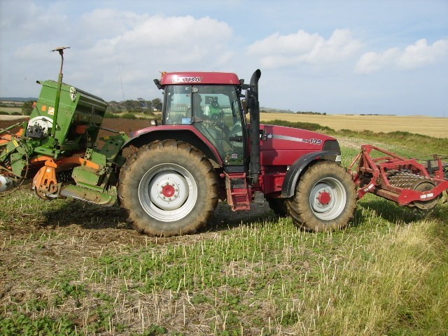 Źródło: http://commons.wikimedia.org/wiki/File:Well_equipped_tractor_near_Crook_Ness_-_geograph.org.uk_-_563130.jpg
