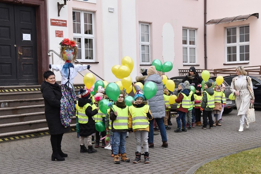 Przedszkolaki z Przedszkola nr 9 przyprowadziły wiosnę do lęborskiego starostwa