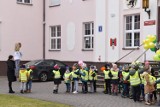 Przedszkolaki z Przedszkola nr 9 przyprowadziły wiosnę do lęborskiego starostwa