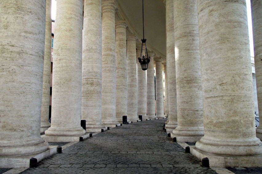 Kolumnada, dzieło Berniniego stanowi wejście do Bazyliki św....
