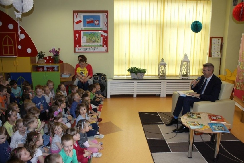 Prezydent Kielc odwiedził przedszkolaki. Przeczytał im „Kaczkę dziwaczkę” i „Kopciuszka” 
