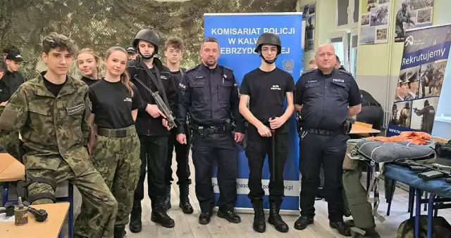 Policjanci w Kalwarii Zebrzydowskiej zachęcali uczniów do wstąpienia w szeregi policji