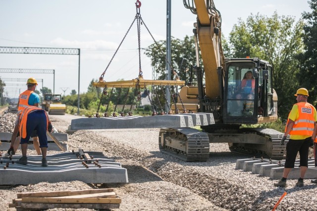 W Prokocimiu powstaje nowy peron. Układane są też nowe tory