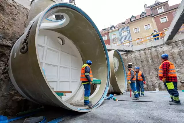 Poznańskie Inwestycje Miejskie przekazują, że ze względu na duże gabaryty zbiorników, transport przewidziany jest na późny wieczór, gdy ruch jest mniejszy. Dostawa planowana jest na 8 grudnia (czwartek). Z tego względu podczas rozładunku, między godz. 22 a 23, w rejonie Starego Rynku będzie głośniej. Transport przewidziany jest od ul. Paderewskiego, dlatego tam mogą wystąpić chwilowe utrudnienia w ruchu.