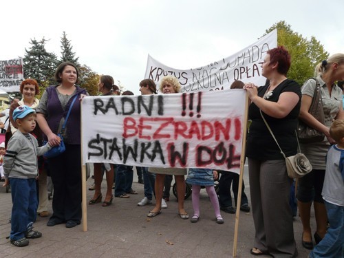 Rodzice przedszkolaków manifestują w Bełchatowie