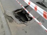 40 cm dziura na ulicy Rogozina. Kierowcy wezwali strażaków