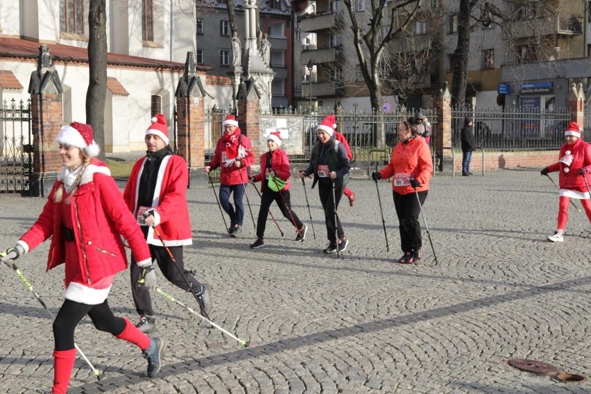 Zobacz kolejne zdjęcia z Biegu Mikołajów w Bytomiu....