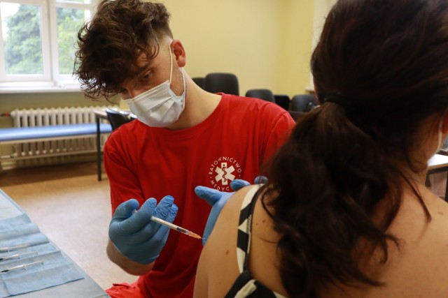 W piątek rozpoczynają się masowe zapisy na szczepienia przeciw koronawirusowi trzecią, przypominającą dawką. Uprawnione są osoby w wieku powyżej 50 lat, które drugą dawkę przyjęły co najmniej sześć miesięcy temu. Jedyną dostępną szczepionką będzie Pfizer, dostaną ją także osoby szczepiące się innymi szczepionkami.