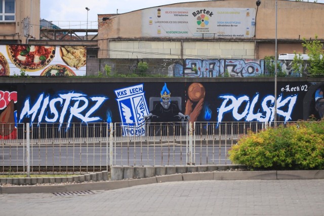 Na jednej ze ścian przy ulicy Hetmańskiej znów pojawił się niezwykły mural nawiązujący do aktualnych wydarzeń. Ponownie za dzieło odpowiada poznański artysta Kawu. Tym razem bohaterem muralu jest Lech Poznań. Mural poświęcony Kolejorzowi powstał także na Os. Czecha. Przedstawia on lokomotywę.


Kolejne zdjęcie --->