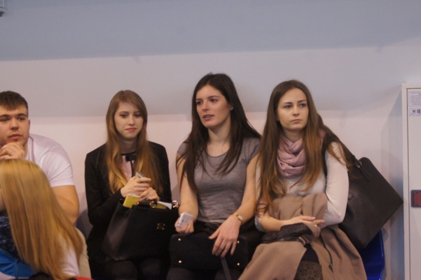 Targi dla maturzystów w powiatowej hali sportowej w Radomsku