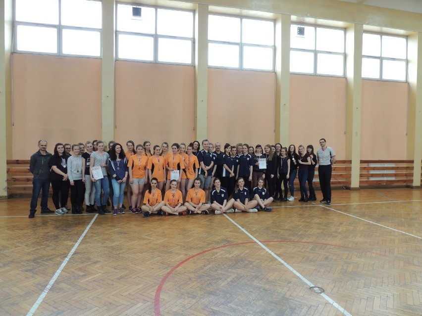 Mistrzostwa Powiatu Wieluńskiego szkół ponadgimnazjalnych w koszykówce[Zdjęcia]