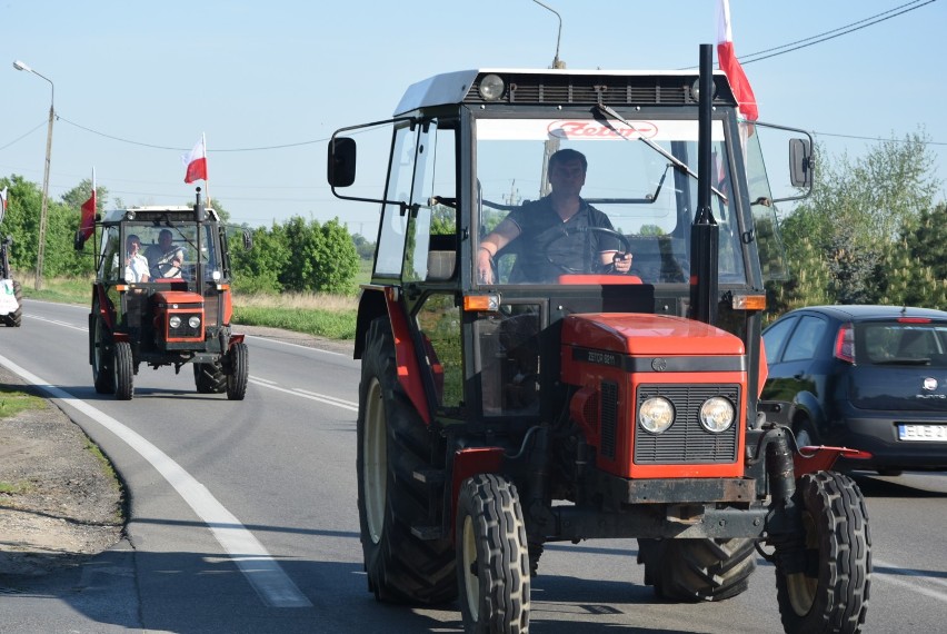 Strajk rolników. Kolumna traktorów ruszyła DK 91 do ronda w Emilii [ZDJĘCIA, FILM]