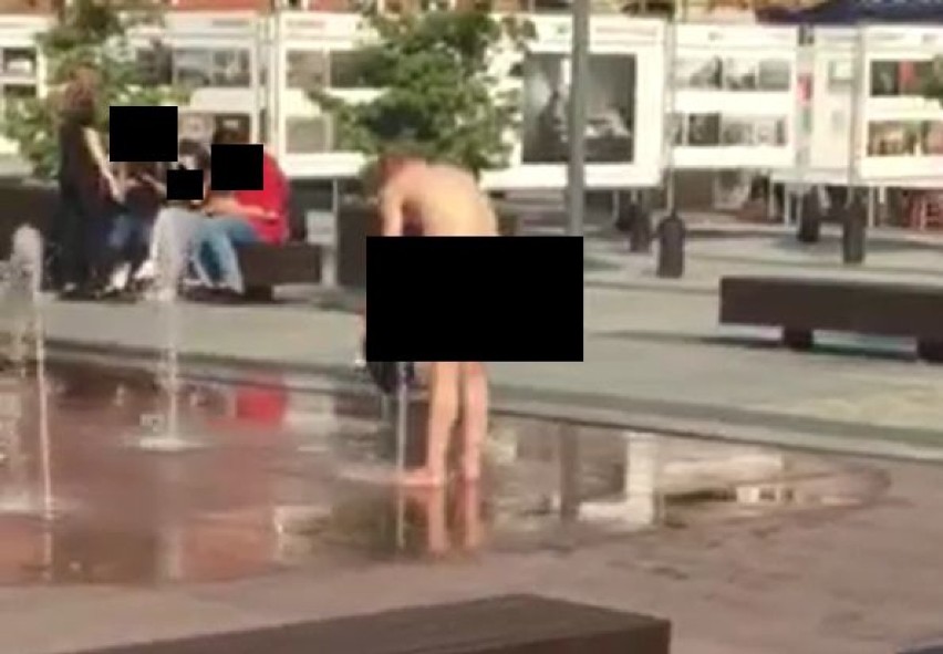 Nagi mężczyzna kąpie się i pierze w fontannie w Szczecinku [zdjęcia]