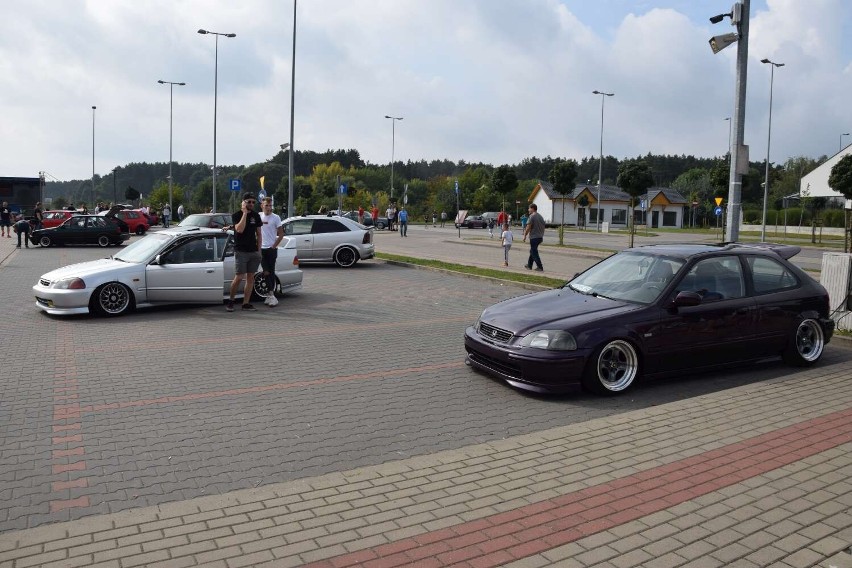 Stuningowane samochody zawitały na targowisko w Skokach