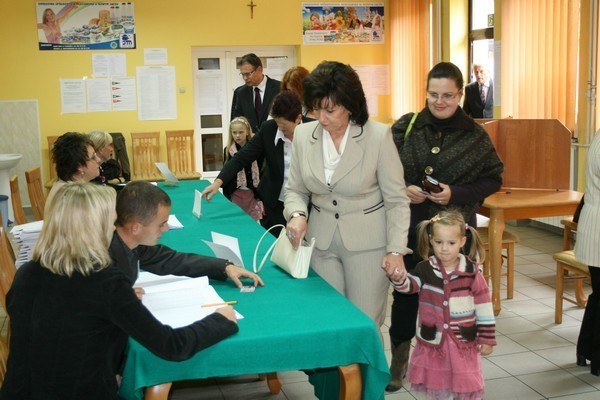 Wybory Nowy Sącz 2011: zobacz jak głosowali Sądeczanie [ZDJĘCIA]